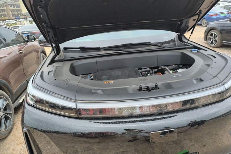 Used Geely Galaxy M9 2025 Model 230km Two-Wheel-Drive Exploration Edition Engine Bay Right