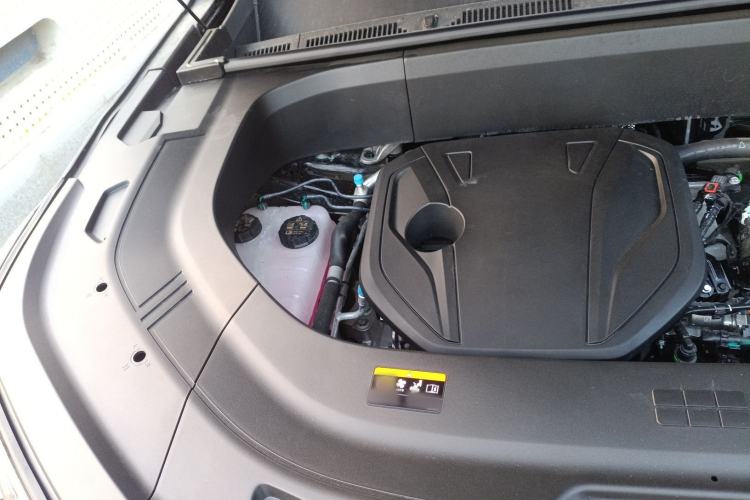 Used Geely Galaxy M9 2025 Model 230km Two-Wheel-Drive Exploration Edition Engine Bay Right