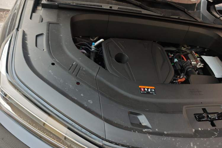 Used Geely Galaxy M9 2025 Model 210km Four-Wheel-Drive Leading Edition Engine Bay Right