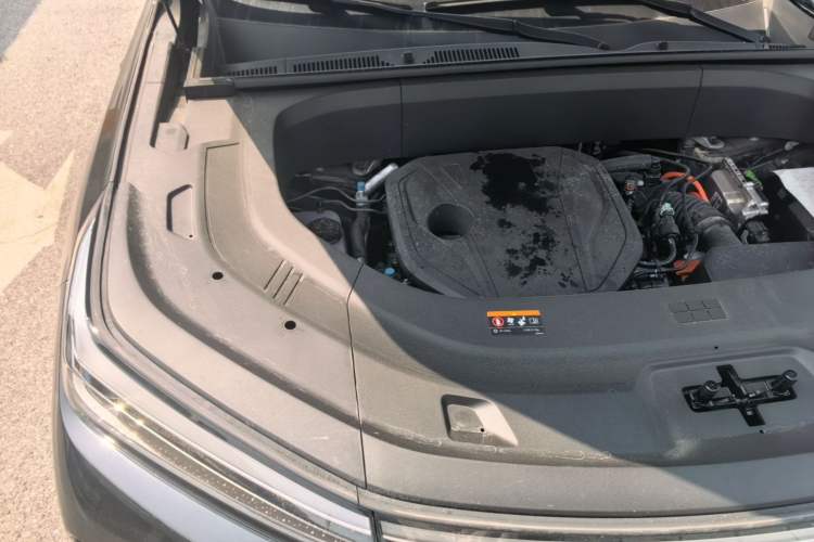 Used Geely Galaxy M9 2025 Model 210km Four-Wheel-Drive Leading Edition Engine Bay Right