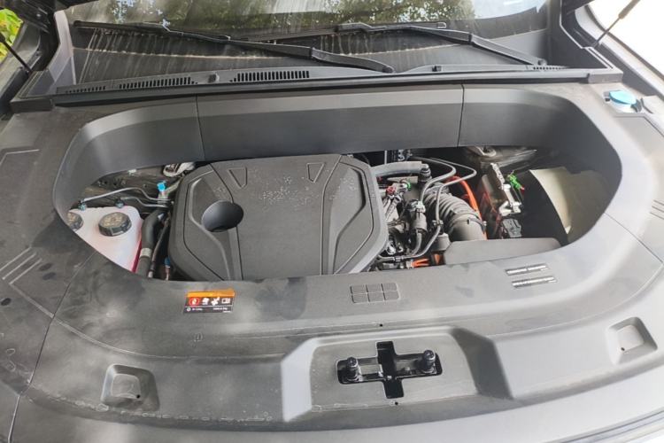 Used Geely Galaxy M9 2025 Model 210km Four-Wheel-Drive Leading Edition Engine Bay