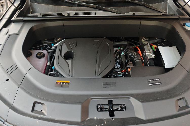 Used Geely Galaxy M9 2025 Model 210km Four-Wheel-Drive Leading Edition Engine Bay
