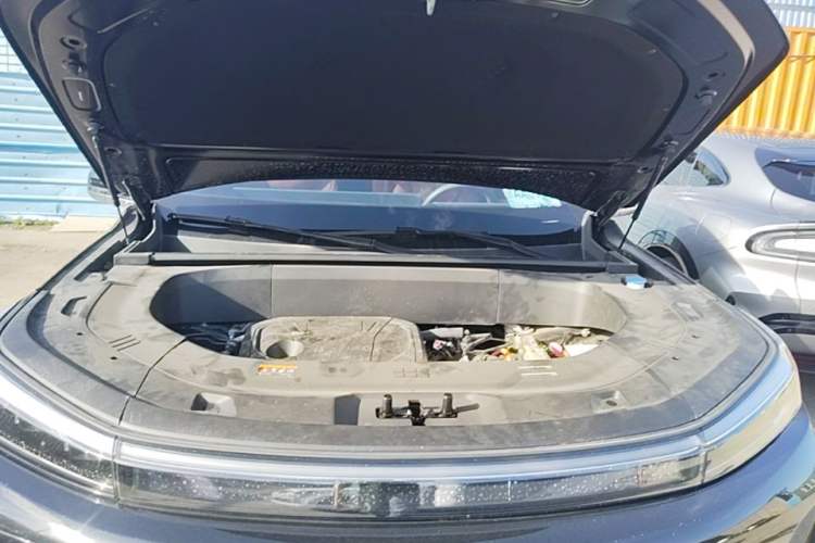 Used Geely Galaxy M9 2025 Model 210km Four-Wheel-Drive Leading Edition Engine Bay