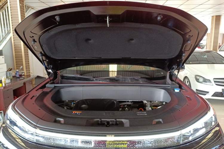 Used Geely Galaxy M9 2025 Model 100km Two-Wheel-Drive Smart Navigation Edition Engine Bay