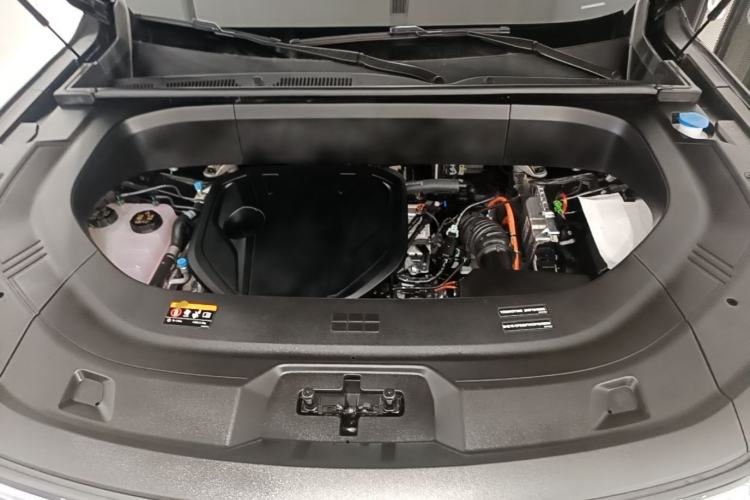 Used Geely Galaxy M9 2025 Model 210km Four-Wheel-Drive Leading Edition Engine Bay