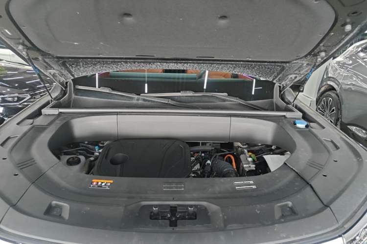 Used Geely Galaxy M9 2025 Model 210km Four-Wheel-Drive Leading Edition Engine Bay