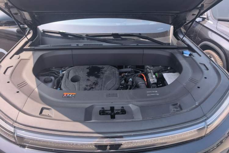 Used Geely Galaxy M9 2025 Model 210km Four-Wheel-Drive Leading Edition Engine Bay