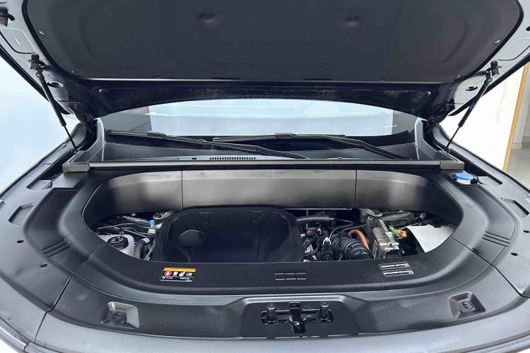 Used Geely Galaxy M9 2025 Model 210km Four-Wheel-Drive Leading Edition Engine Bay