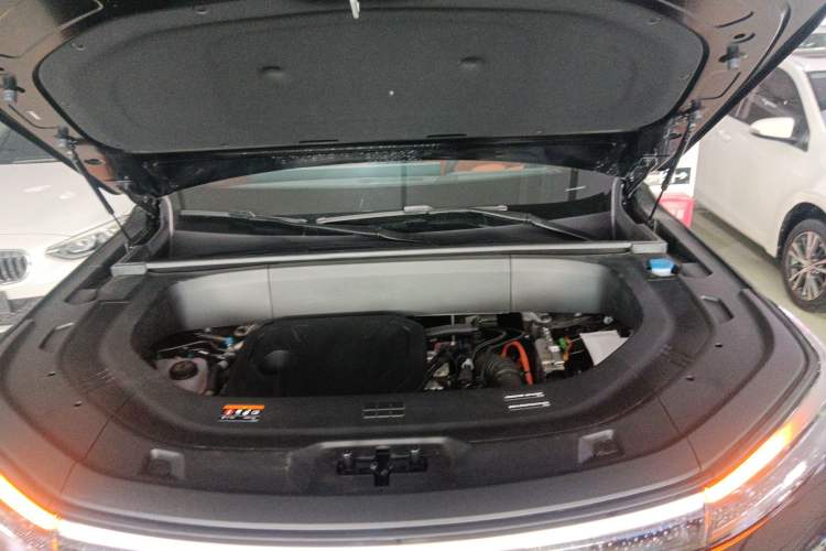Used Geely Galaxy M9 2025 Model 210km Four-Wheel-Drive Leading Edition Engine Bay