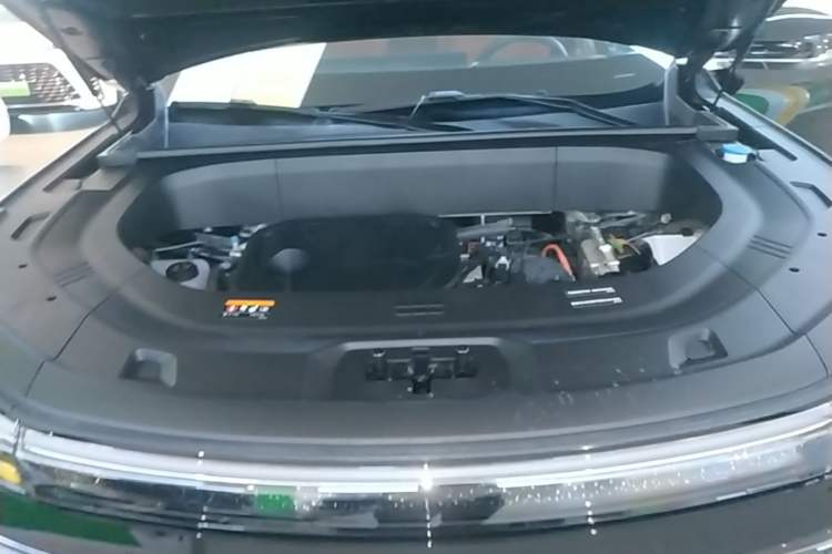 Used Geely Galaxy M9 2025 Model 210km Four-Wheel-Drive Leading Edition Engine Bay