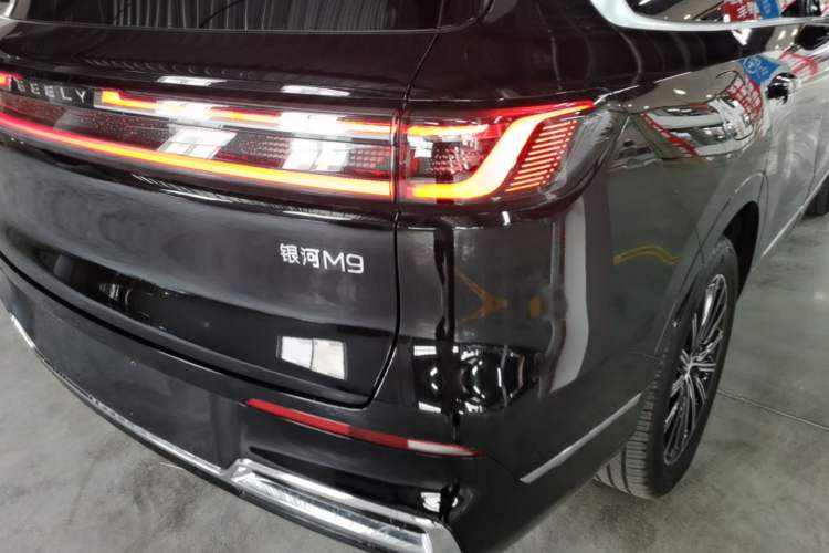 Used Geely Galaxy M9 2025 Model 210km Four-Wheel-Drive Leading Edition Exterior 3