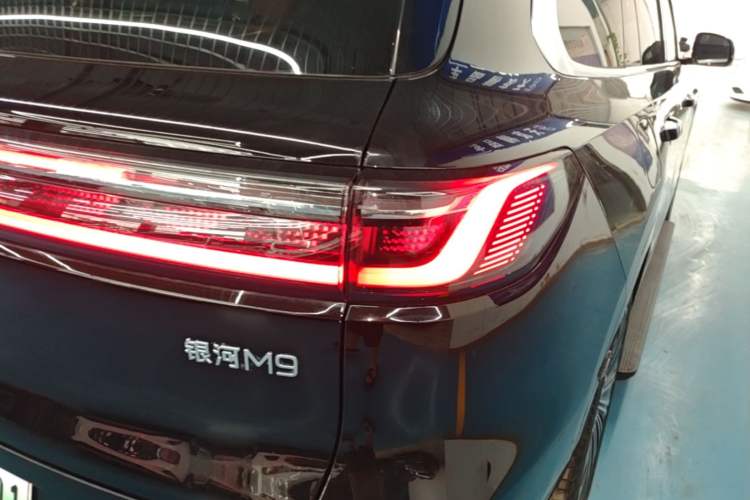 Used Geely Galaxy M9 2025 Model 210km Four-Wheel-Drive Leading Edition Exterior 3