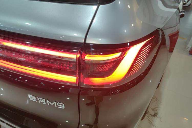 Used Geely Galaxy M9 2025 Model 210km Four-Wheel-Drive Leading Edition Exterior 3