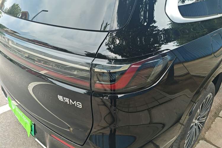 Used Geely Galaxy M9 2025 Model 210km Four-Wheel-Drive Leading Edition Exterior 3