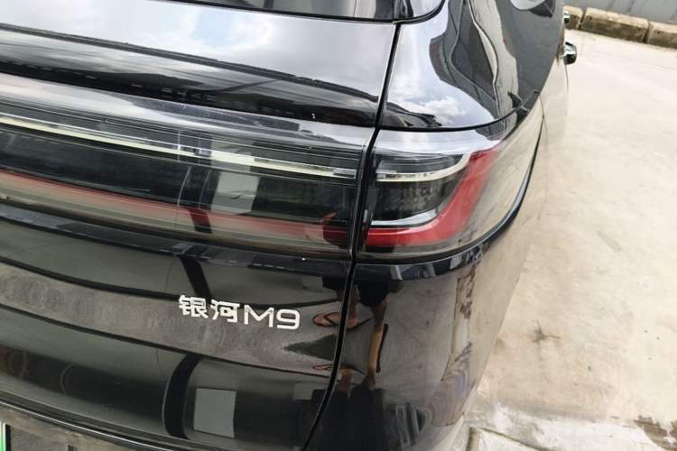 Used Geely Galaxy M9 2025 Model 210km Four-Wheel-Drive Leading Edition Exterior 3