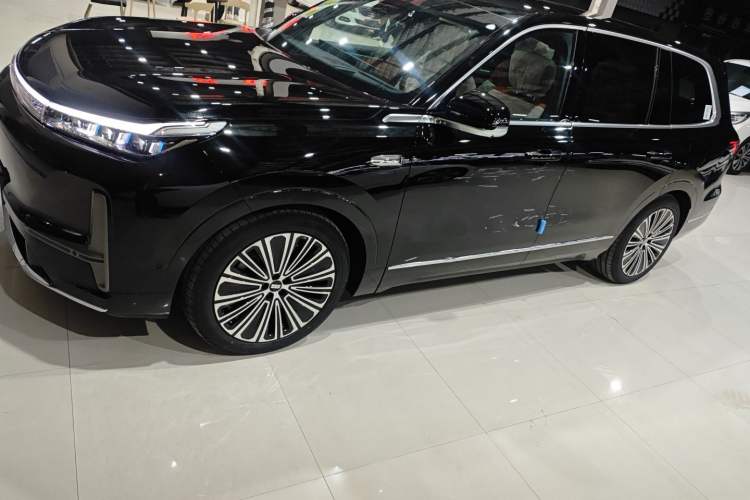 Used Geely Galaxy M9 2025 Model 210km Four-Wheel-Drive Leading Edition Exterior 3