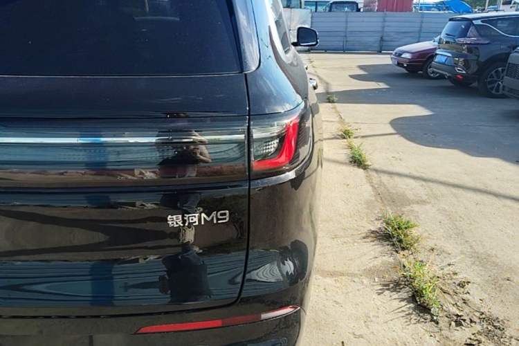 Used Geely Galaxy M9 2025 Model 210km Four-Wheel-Drive Leading Edition Exterior 3