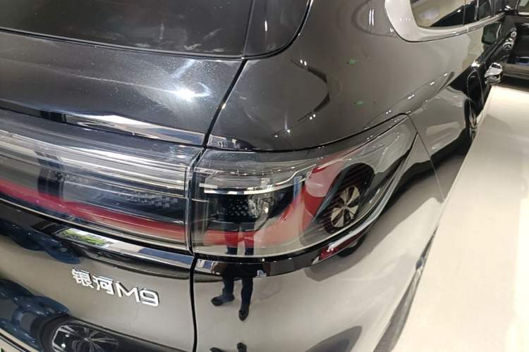 Used Geely Galaxy M9 2025 Model 210km Four-Wheel-Drive Leading Edition Exterior 3
