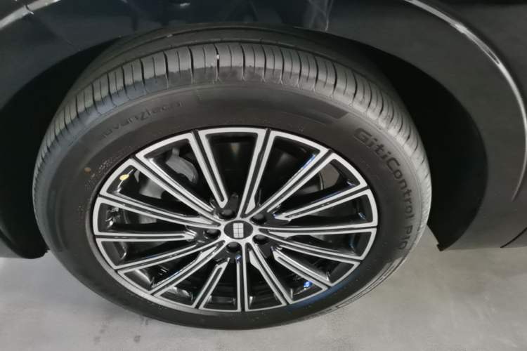 Used Geely Galaxy M9 2025 Model 210km Four-Wheel-Drive Leading Edition Exterior 4