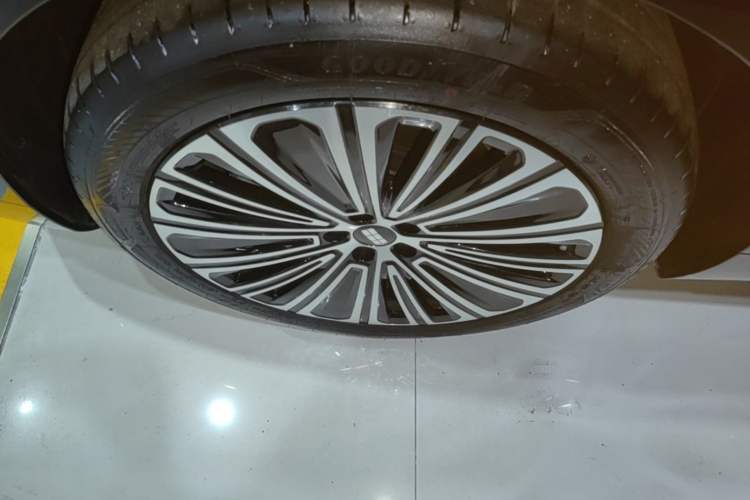 Used Geely Galaxy M9 2025 Model 210km Four-Wheel-Drive Leading Edition Exterior 4