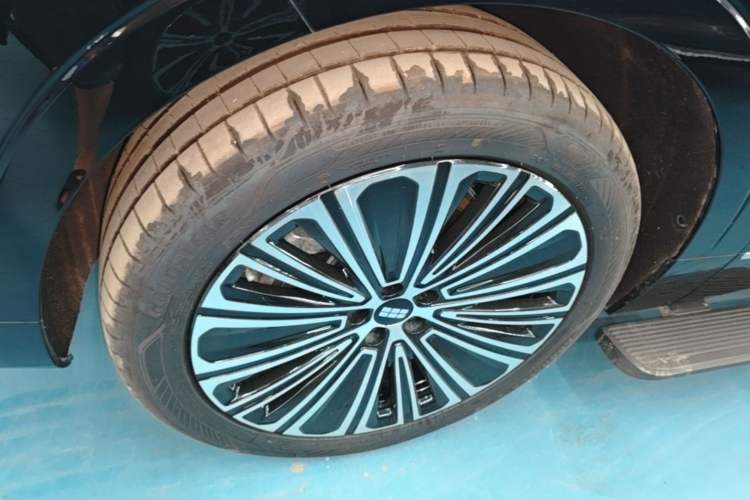 Used Geely Galaxy M9 2025 Model 210km Four-Wheel-Drive Leading Edition Exterior 4