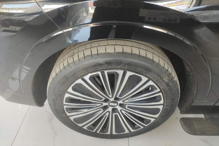 Used Geely Galaxy M9 2025 Model 210km Four-Wheel-Drive Leading Edition Exterior 4