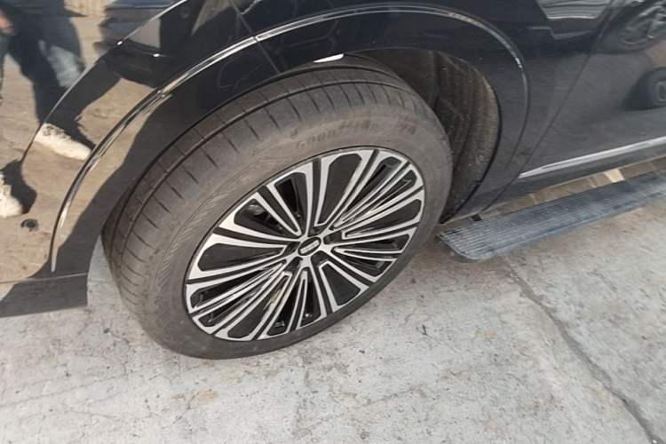 Used Geely Galaxy M9 2025 Model 210km Four-Wheel-Drive Leading Edition Exterior 4