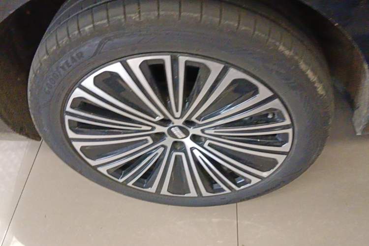 Used Geely Galaxy M9 2025 Model 210km Four-Wheel-Drive Leading Edition Exterior 5