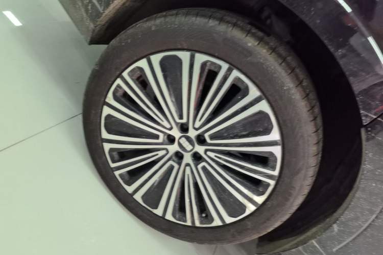 Used Geely Galaxy M9 2025 Model 210km Four-Wheel-Drive Leading Edition Exterior 5