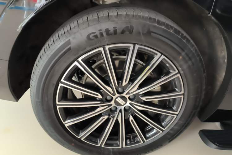 Used Geely Galaxy M9 2025 Model 230km Two-Wheel-Drive Exploration Edition Exterior 5