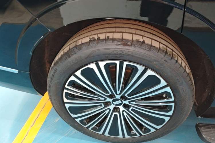 Used Geely Galaxy M9 2025 Model 210km Four-Wheel-Drive Leading Edition Exterior 5