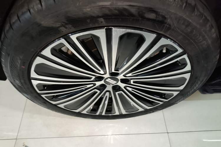 Used Geely Galaxy M9 2025 Model 210km Four-Wheel-Drive Leading Edition Exterior 5