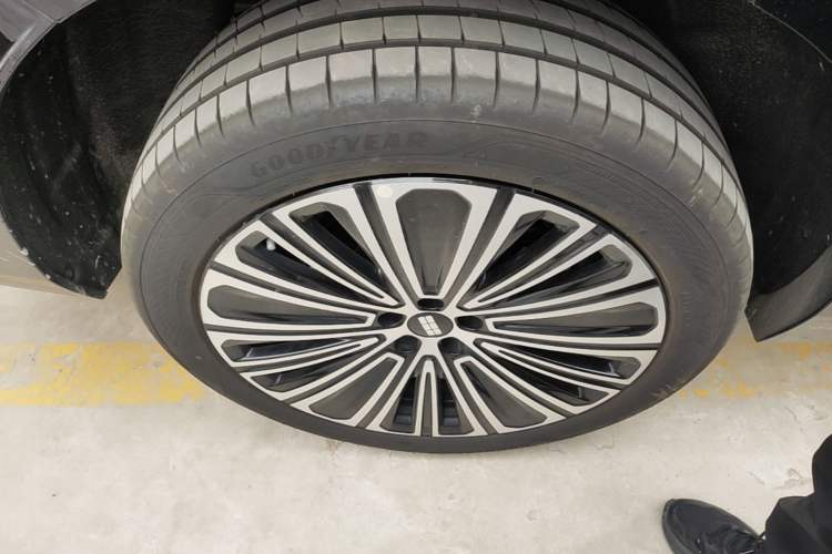 Used Geely Galaxy M9 2025 Model 210km Four-Wheel-Drive Leading Edition Exterior 5