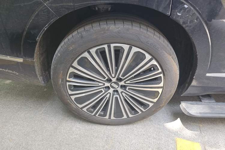 Used Geely Galaxy M9 2025 Model 210km Four-Wheel-Drive Leading Edition Exterior 5