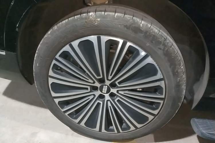 Used Geely Galaxy M9 2025 Model 210km Four-Wheel-Drive Leading Edition Exterior 5