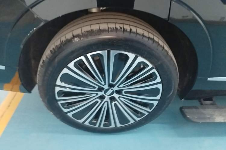 Used Geely Galaxy M9 2025 Model 210km Four-Wheel-Drive Leading Edition Exterior 5