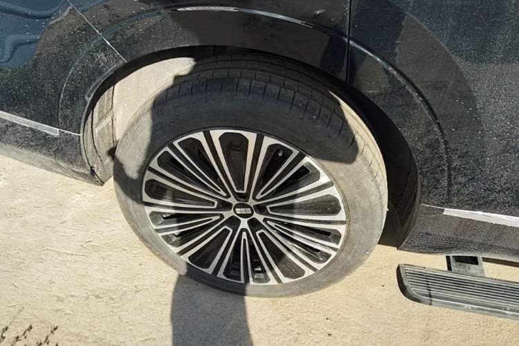 Used Geely Galaxy M9 2025 Model 210km Four-Wheel-Drive Leading Edition Exterior 5