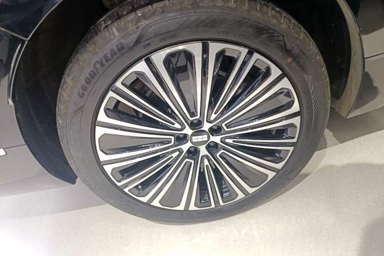 Used Geely Galaxy M9 2025 Model 210km Four-Wheel-Drive Leading Edition Exterior 5