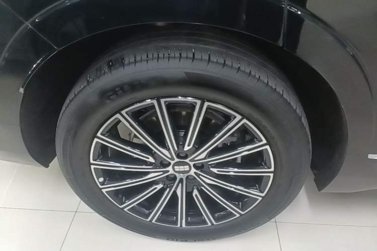 Used Geely Galaxy M9 2025 Model 230km Two-Wheel-Drive Exploration Edition Exterior 5