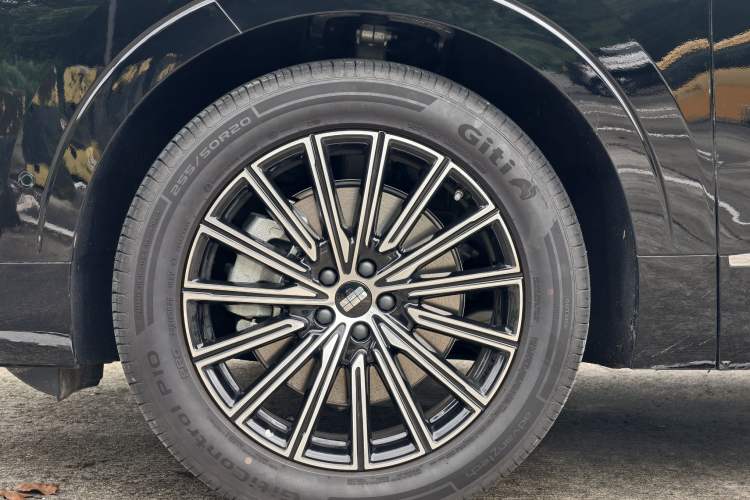 Used Geely Galaxy M9 2025 Model 210km Four-Wheel-Drive Leading Edition Exterior 6