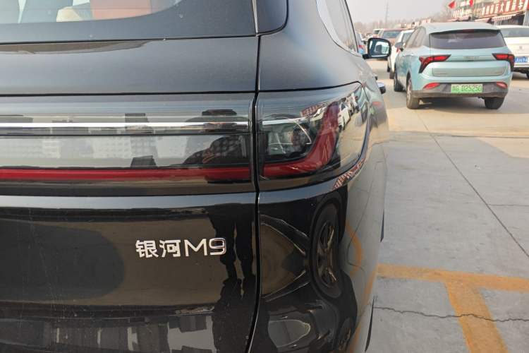 Used Geely Galaxy M9 2025 Model 230km Two-Wheel-Drive Smart Navigation Edition Exterior 6