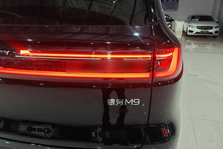 Used Geely Galaxy M9 2025 Model 210km Four-Wheel-Drive Leading Edition Exterior 6