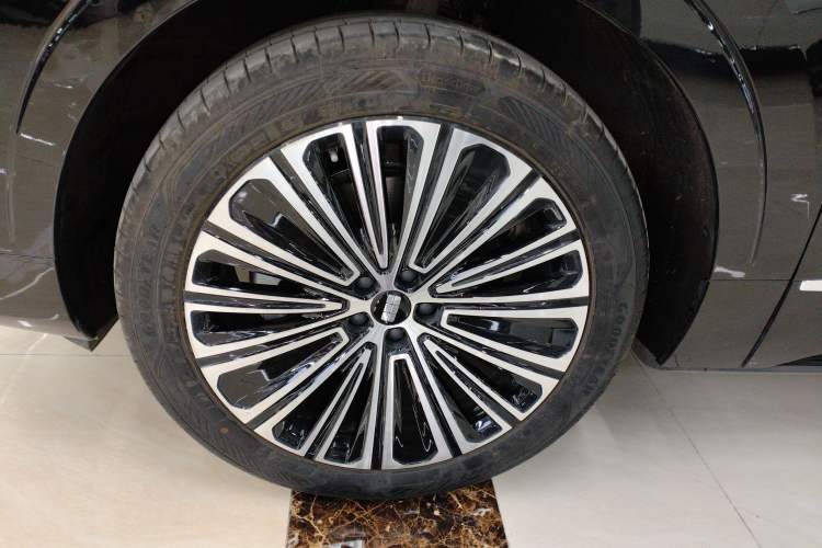 Used Geely Galaxy M9 2025 Model 210km Four-Wheel-Drive Leading Edition Exterior 7