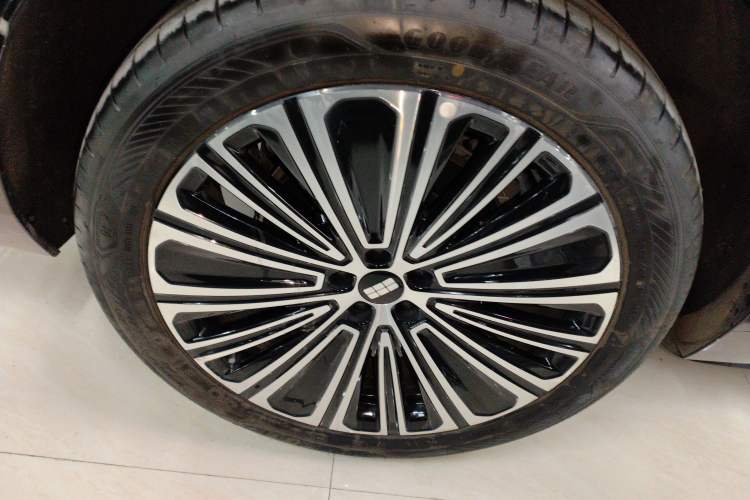 Used Geely Galaxy M9 2025 Model 210km Four-Wheel-Drive Leading Edition Exterior 8