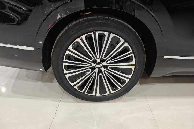 Used Geely Galaxy M9 2025 Model 210km Four-Wheel-Drive Leading Edition Exterior 8