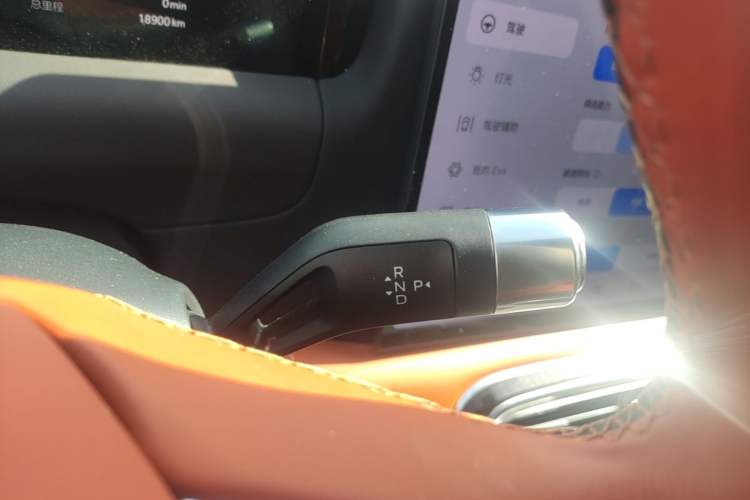 Used Geely Galaxy M9 2025 Model 210km Four-Wheel-Drive Leading Edition Gear Lever