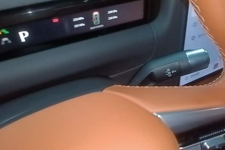 Used Geely Galaxy M9 2025 Model 210km Four-Wheel-Drive Leading Edition Gear Lever