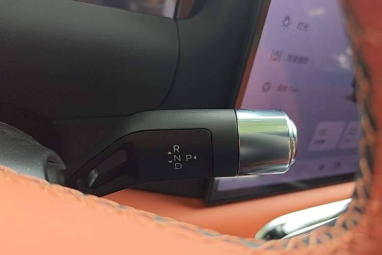 Used Geely Galaxy M9 2025 Model 210km Four-Wheel-Drive Leading Edition Gear Lever