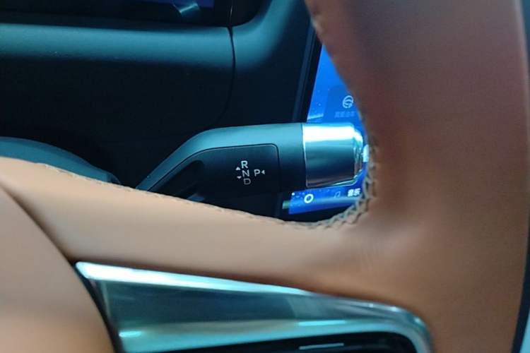 Used Geely Galaxy M9 2025 Model 210km Four-Wheel-Drive Leading Edition Gear Lever