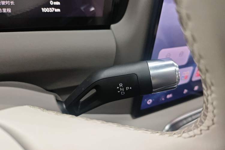 Used Geely Galaxy M9 2025 Model 230km Two-Wheel-Drive Exploration Edition Gear Lever